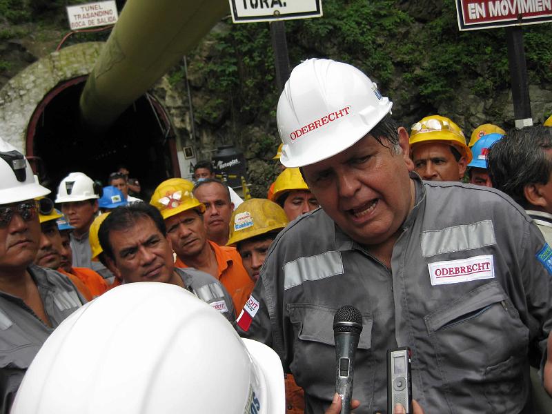 Presidente Garcia a su salida del Tunel.jpg